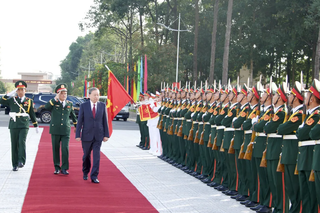 QUÂN ĐỘI NHÂN DÂN VỮNG BƯỚC DƯỚI CỜ ĐẢNG QUANG VINH