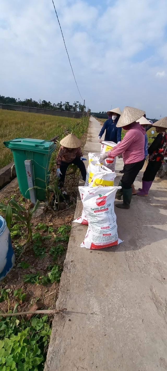 Hội LHPN xã Phúc Thọ ra quân thu gom vỏ bao bì thuốc BVTV, chung tay bảo vệ môi trường nông thôn- Ảnh 2.