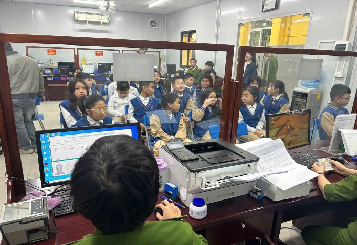 Phát huy tinh thần "Gần dân nhất", Công an phường Yên Hòa đã triển khai cao điểm cấp căn cước công dân cho học sinh các trường Tiểu học trên địa bàn phường.- Ảnh 1.