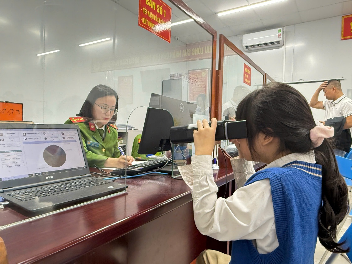 Phát huy tinh thần "Gần dân nhất", Công an phường Yên Hòa đã triển khai cao điểm cấp căn cước công dân cho học sinh các trường Tiểu học trên địa bàn phường.- Ảnh 2.