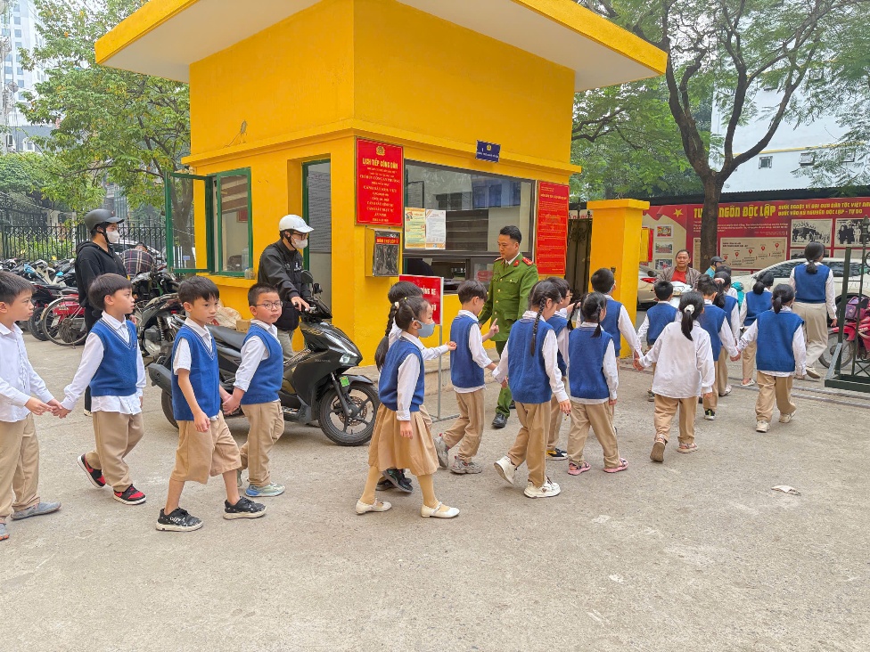 Phát huy tinh thần "Gần dân nhất", Công an phường Yên Hòa đã triển khai cao điểm cấp căn cước công dân cho học sinh các trường Tiểu học trên địa bàn phường.- Ảnh 3.