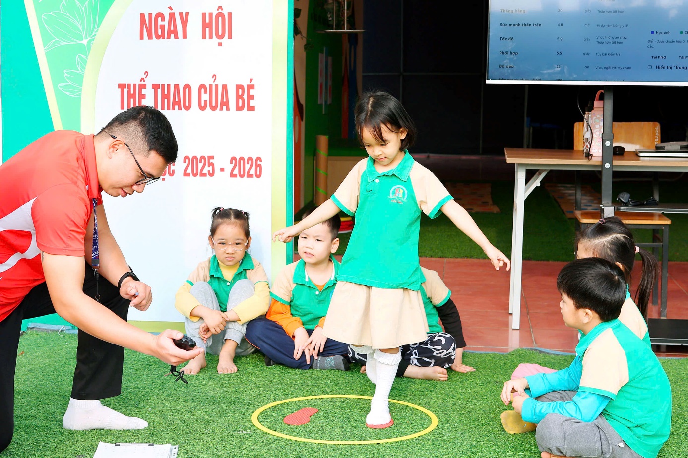 HOẠT ĐỘNG KIẾN TẬP CHUYÊN ĐỀ: "BỒI DƯỠNG KIẾN THỨC VSATTP, GIÁO DỤC DINH DƯỠNG KẾT HỢP VẬN ĐỘNG NHẰM PHÁT TRIỂN THỂ CHẤT CÂN ĐỐI CHO TRẺ” NĂM HỌC 2025 -2026- Ảnh 8.