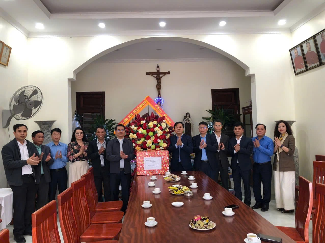 Lãnh đạo xã Hồng Sơn thăm, chúc mừng Linh mục và bà con giáo dân Giáo xứ Xuy Xá và Giáo xứ Đoan Nữ- Ảnh 1.