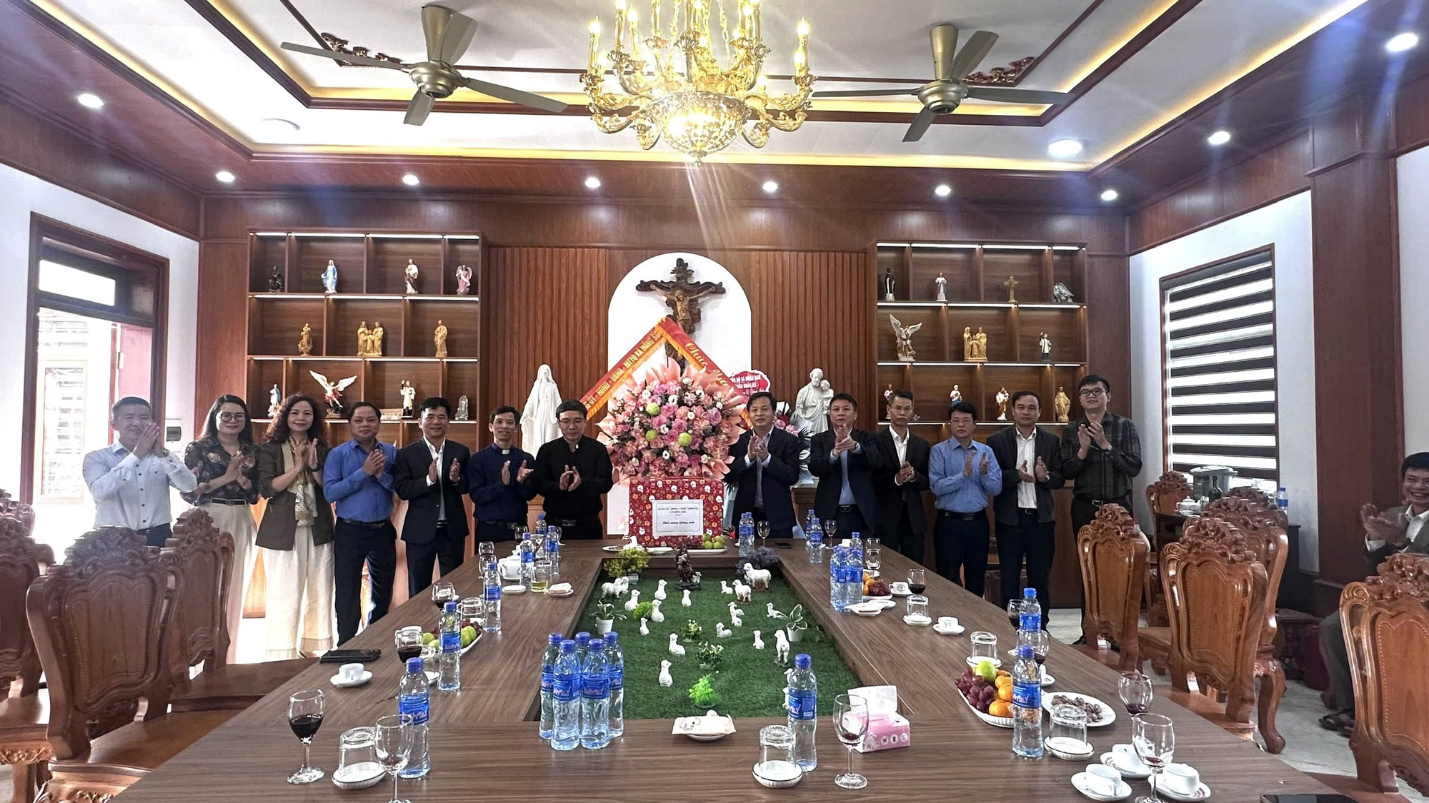 Lãnh đạo xã Hồng Sơn thăm, chúc mừng Linh mục và bà con giáo dân Giáo xứ Xuy Xá và Giáo xứ Đoan Nữ- Ảnh 2.