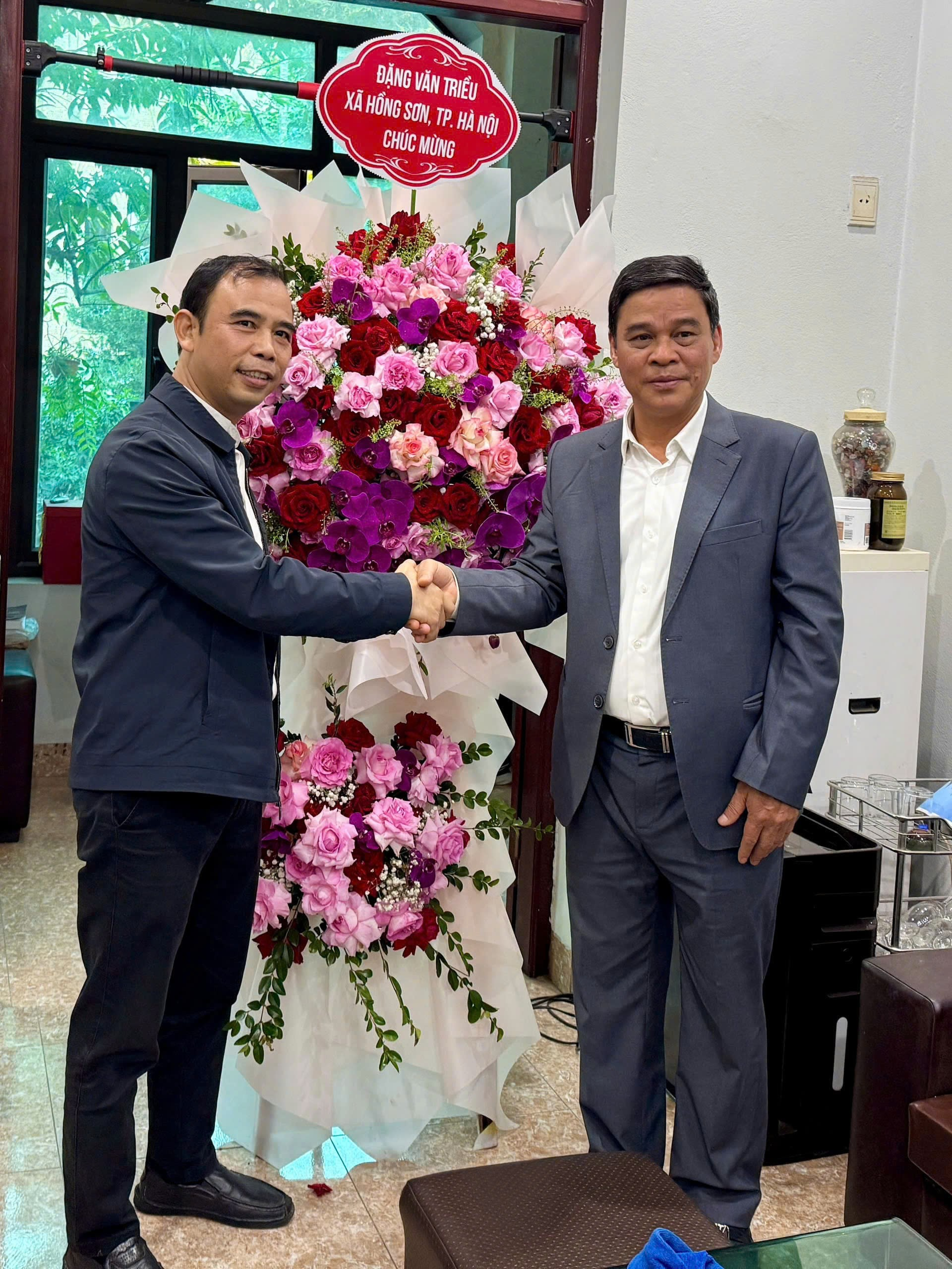 Lãnh đạo xã Hồng Sơn thăm, chúc mừng Linh mục và bà con giáo dân Giáo xứ Xuy Xá và Giáo xứ Đoan Nữ- Ảnh 3.