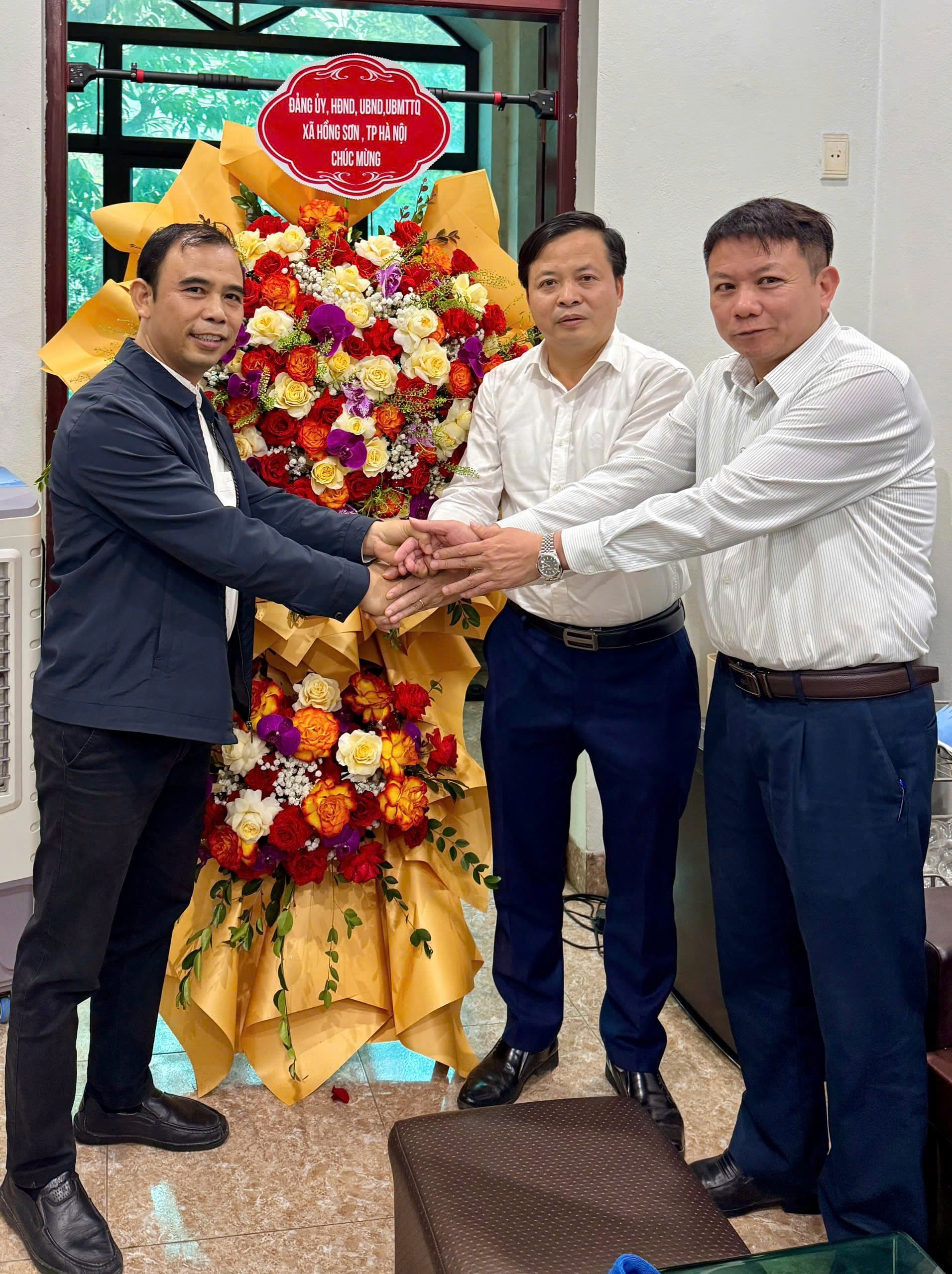 Lãnh đạo xã Hồng Sơn thăm, chúc mừng Linh mục và bà con giáo dân Giáo xứ Xuy Xá và Giáo xứ Đoan Nữ- Ảnh 4.