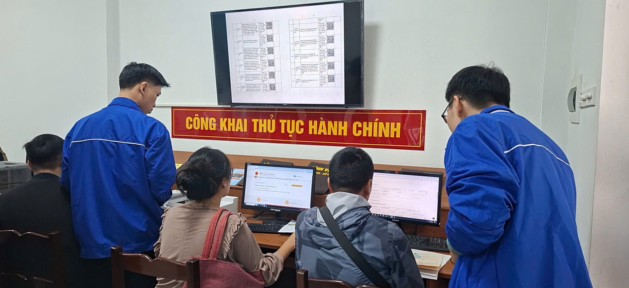 Sắc xanh thanh niên trong ngày đầu ra quân Chiến dịch “Thanh niên đồng hành cùng hành chính công”- Ảnh 2.