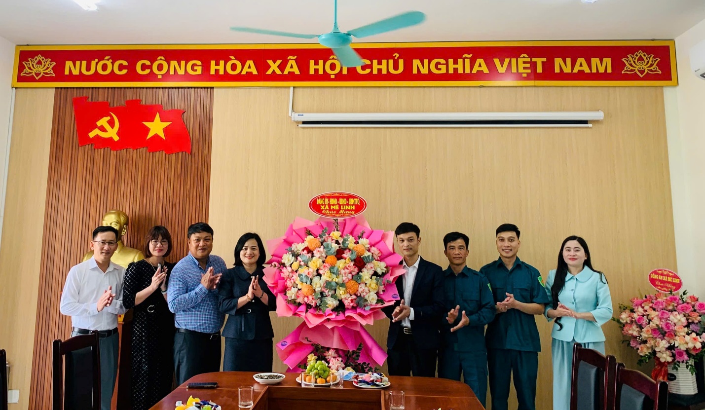 Các đồng chí lãnh đạo Đảng ủy - HĐND - UBND - Ủy ban MTTQ Việt Nam xã Mê Linh thăm, chúc mừng Ban Chỉ huy Quân sự xã nhân kỷ niệm 81 năm Ngày thành lập Quân đội nhân dân Việt Nam 22/12- Ảnh 1.