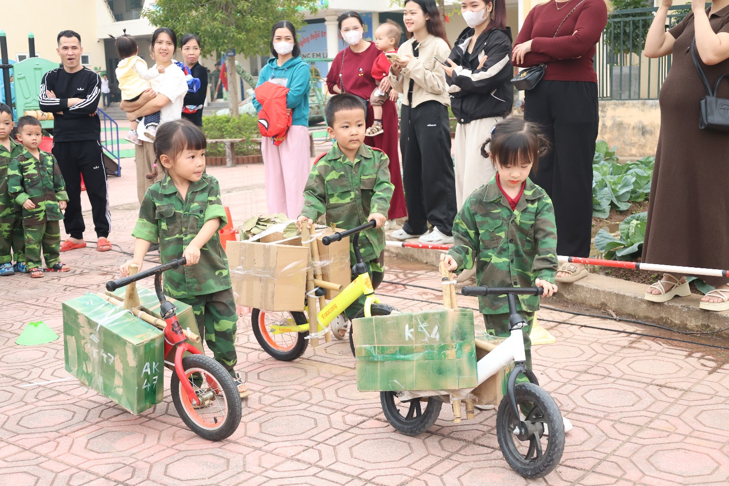 Trường Mầm non Mê Linh tổ chức ngày hội trải nghiệm "Chúng em làm chiến sĩ" chào mừng kỷ niệm Ngày thành lập Quân đội Nhân dân Việt Nam 22/12- Ảnh 2.
