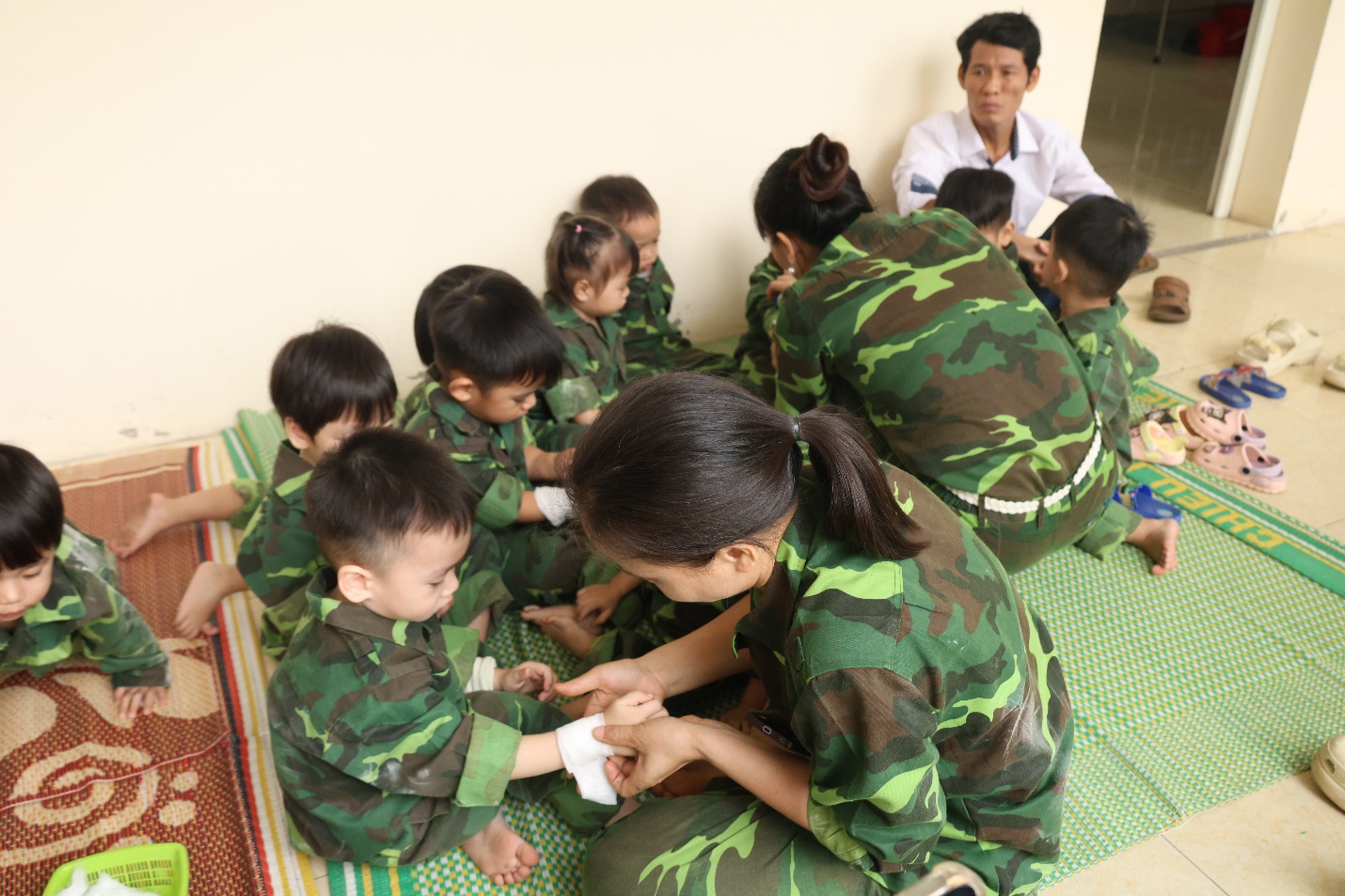 Trường Mầm non Mê Linh tổ chức ngày hội trải nghiệm "Chúng em làm chiến sĩ" chào mừng kỷ niệm Ngày thành lập Quân đội Nhân dân Việt Nam 22/12- Ảnh 4.