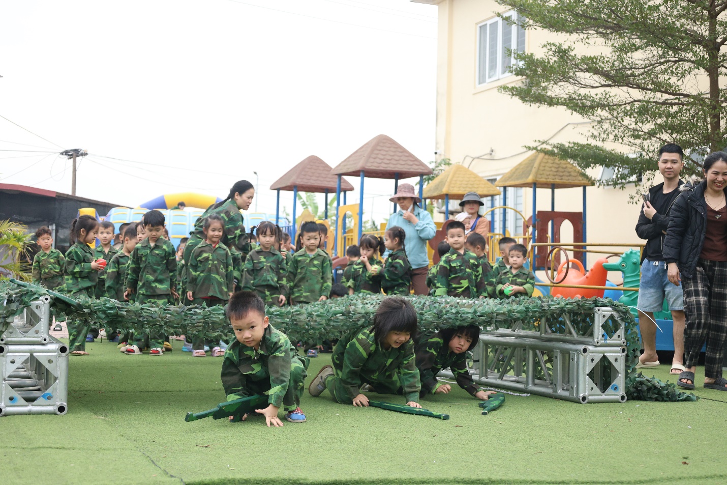 Trường Mầm non Mê Linh tổ chức ngày hội trải nghiệm "Chúng em làm chiến sĩ" chào mừng kỷ niệm Ngày thành lập Quân đội Nhân dân Việt Nam 22/12- Ảnh 5.