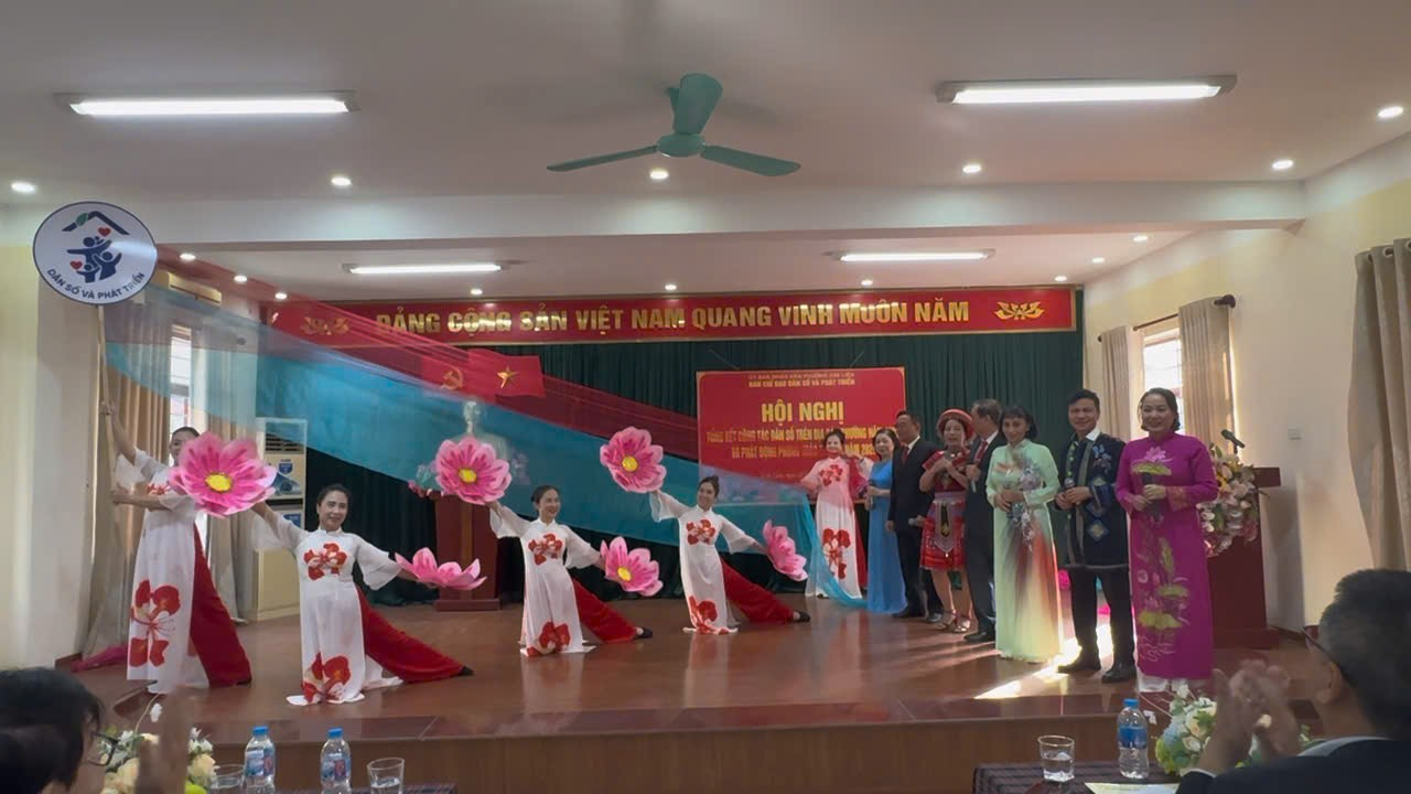 A group of people on a stage  AI-generated content may be incorrect.