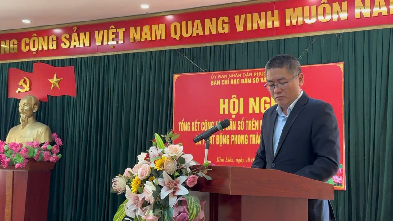 A person standing at a podium  AI-generated content may be incorrect.