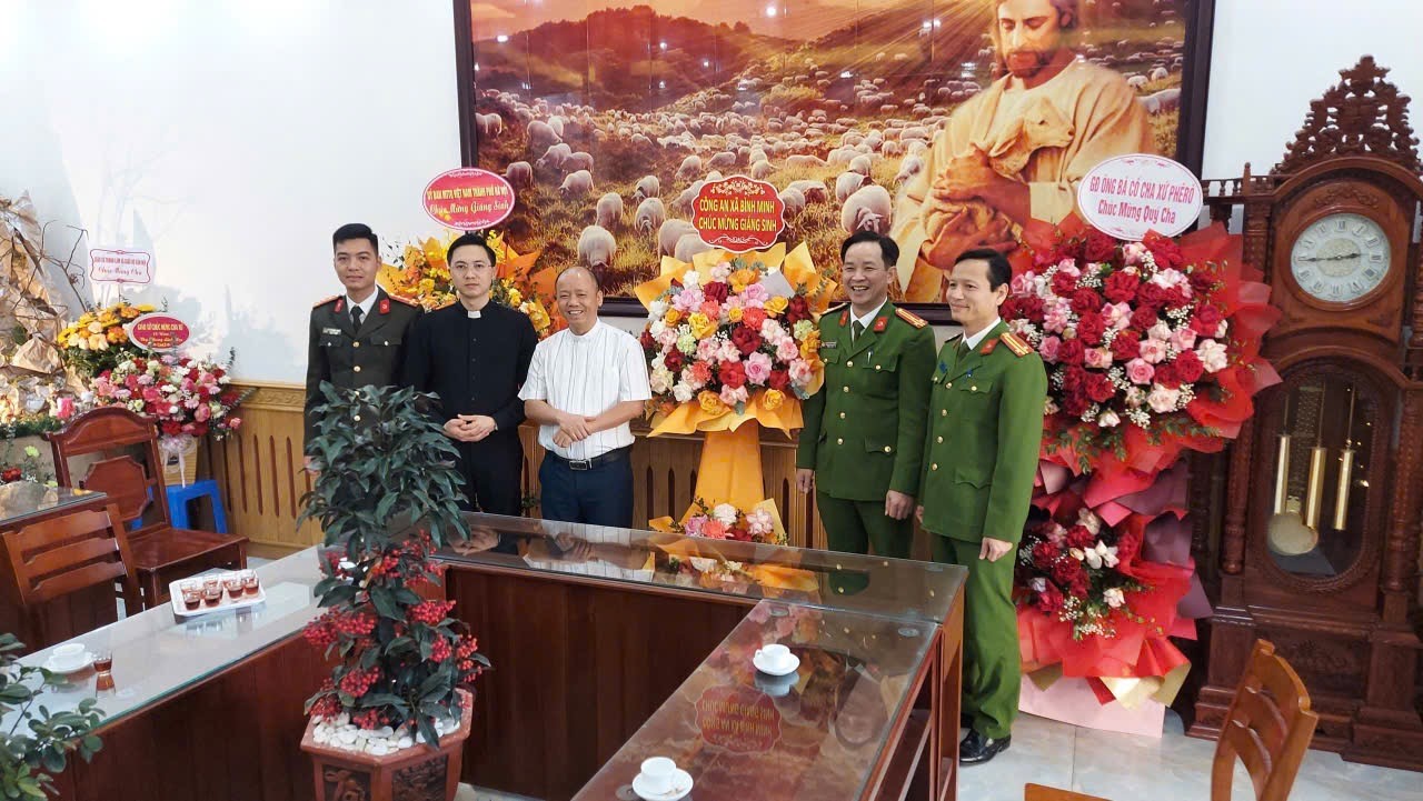 Công an xã Bình Minh thăm, chúc mừng các Giáo xứ, Giáo họ dịp Giáng sinh 2025 