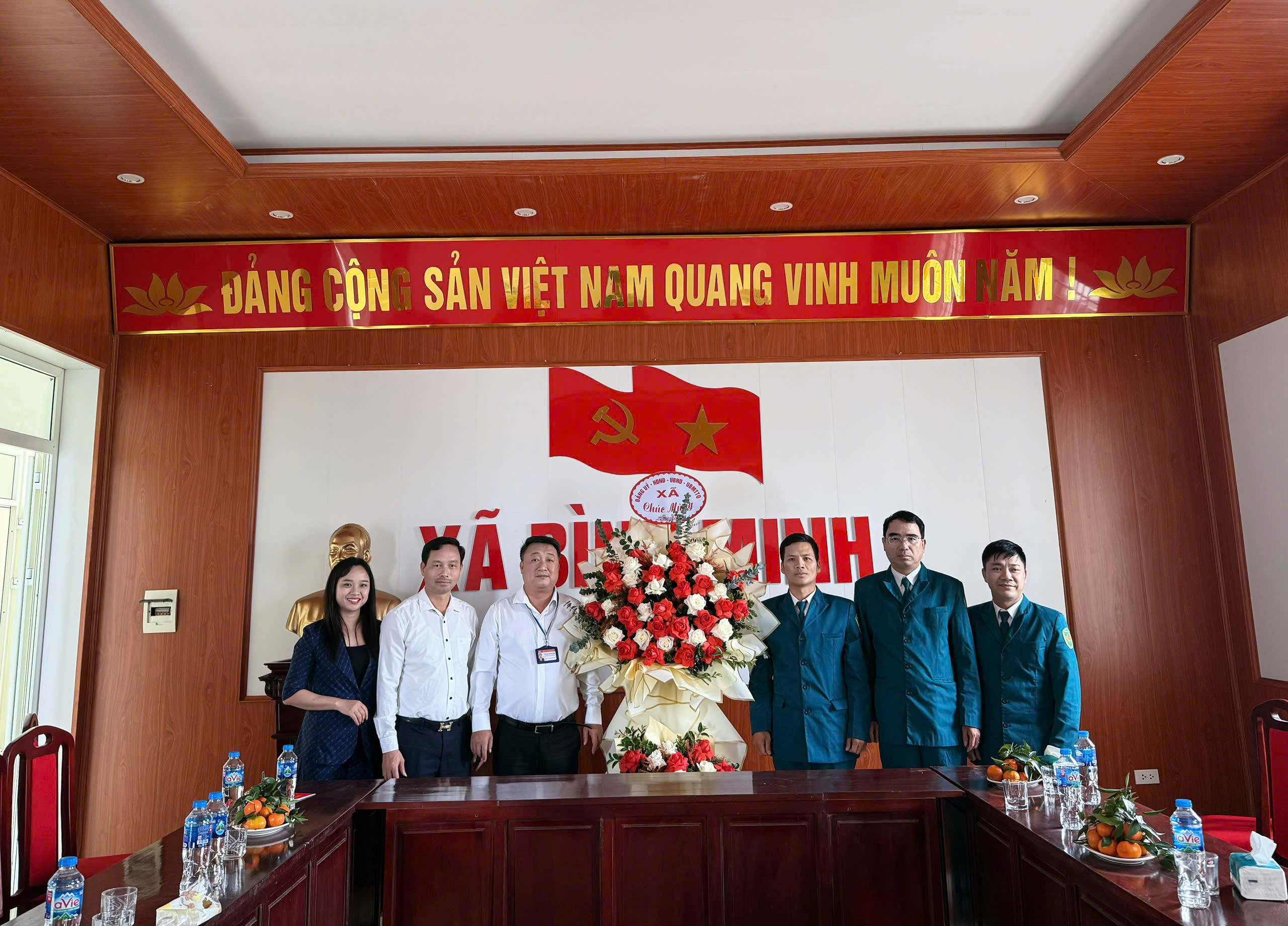 Lãnh đạo xã Bình Minh gặp mặt, tặng hoa, chúc mừng Ban Chỉ huy Quân sự xã nhân dịp Ngày truyền thống QĐND Việt Nam (22/12/1944 – 22/12/2025)