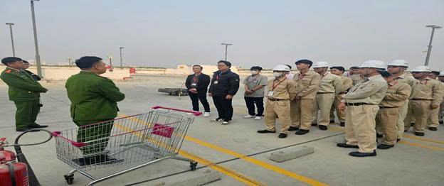 Kiểm tra công tác thường trực sẵn sàng chữa cháy và cứu nạn cứu hộ đối với lực lượng PCCC cơ sở một số loại hình có nguy cơ cháy, nổ cao trên địa bàn phường Long Biên.- Ảnh 1.