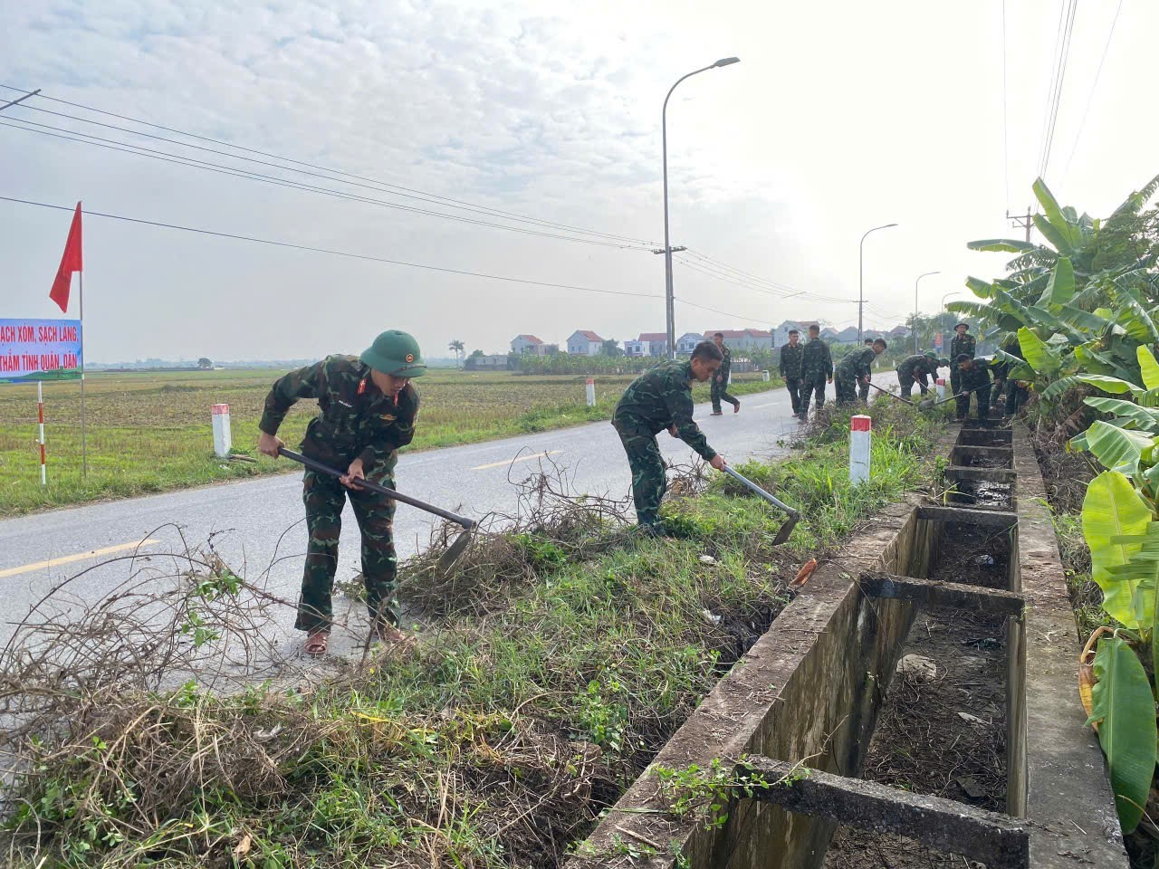 XÃ ĐA PHÚC - Những hình ảnh thực hiện công tác dân vận giai đoạn 2 năm 2025 của Trung đoàn 141 (Sư đoàn 312).- Ảnh 6.