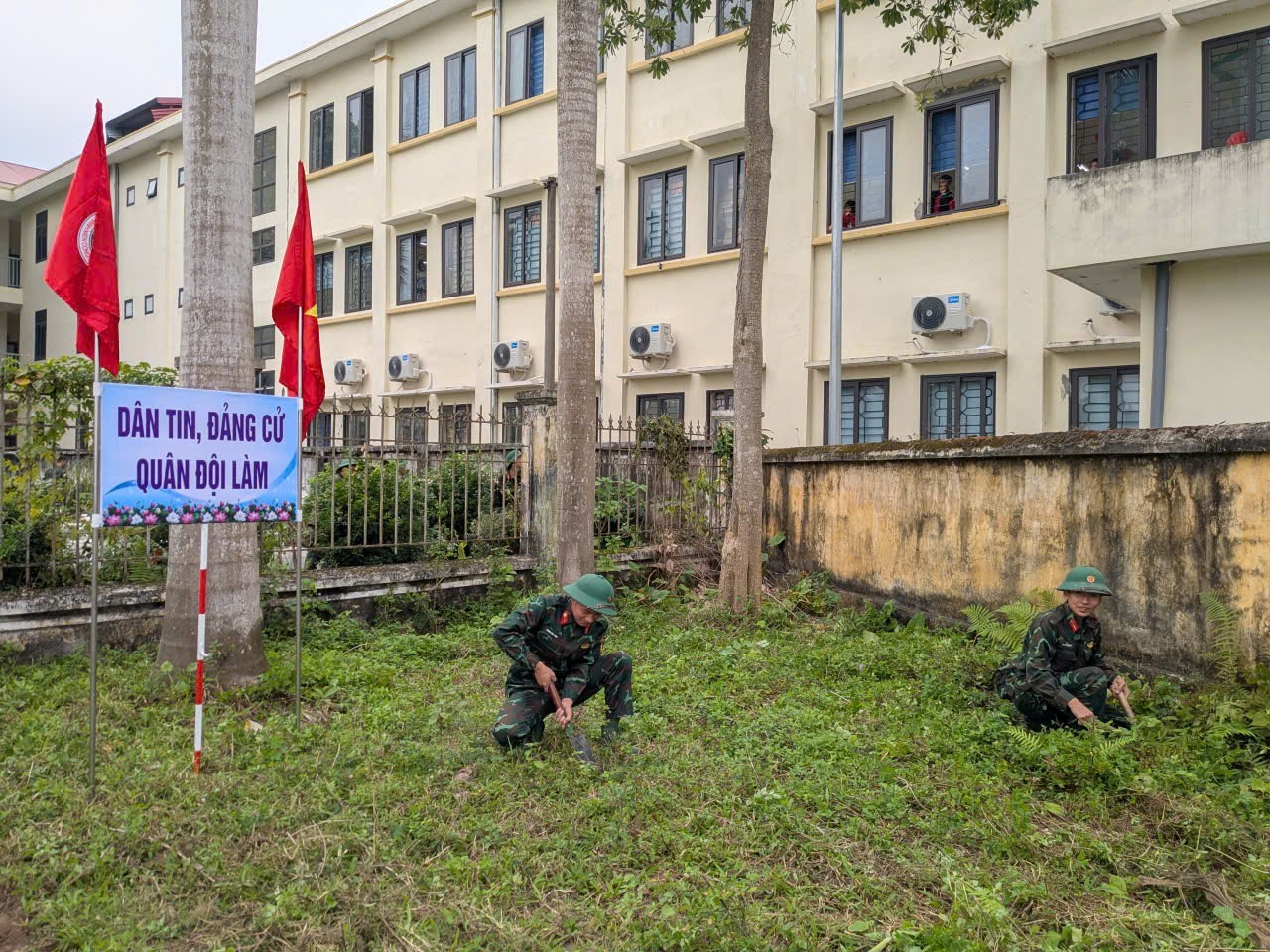 XÃ ĐA PHÚC - Những hình ảnh thực hiện công tác dân vận giai đoạn 2 năm 2025 của Trung đoàn 141 (Sư đoàn 312).- Ảnh 9.