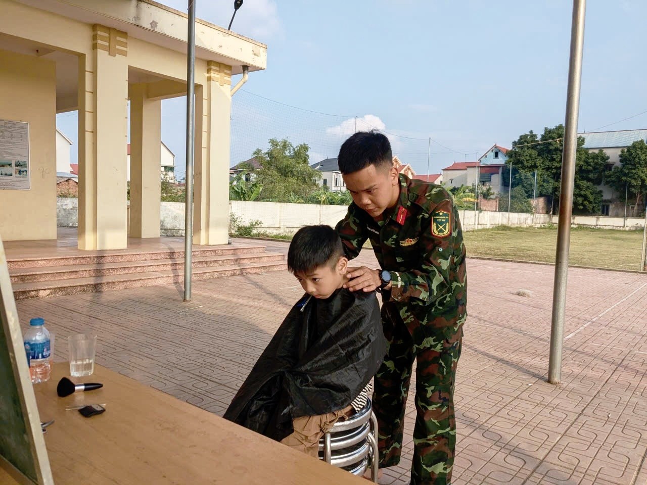 XÃ ĐA PHÚC - Những hình ảnh thực hiện công tác dân vận giai đoạn 2 năm 2025 của Trung đoàn 141 (Sư đoàn 312).- Ảnh 12.