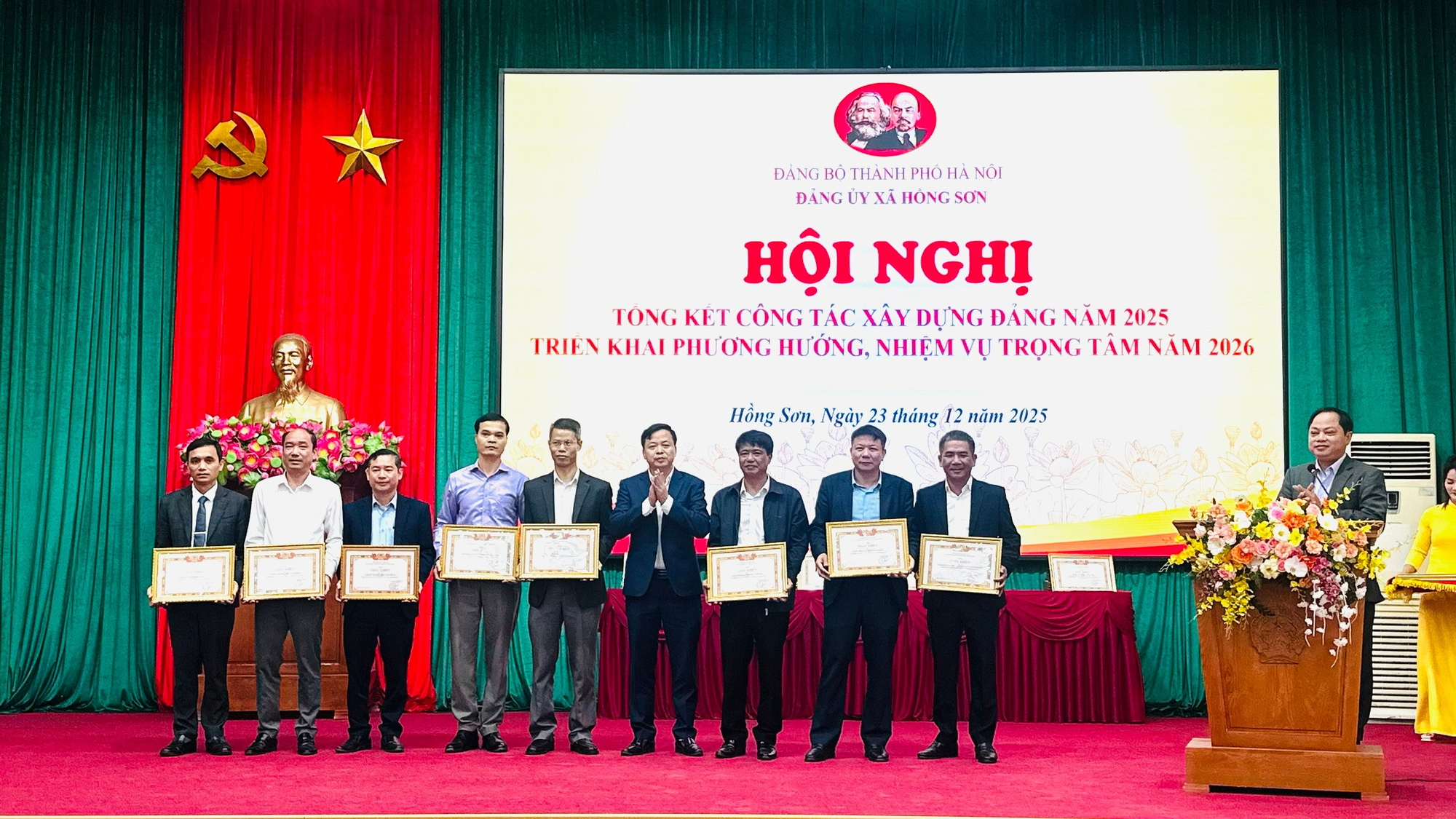 Hồng Sơn khen thưởng cho nhiều tập thể và cá nhân trong công tác xây dựng đảng và thực hiện chuyên đề năm 2025- Ảnh 4.