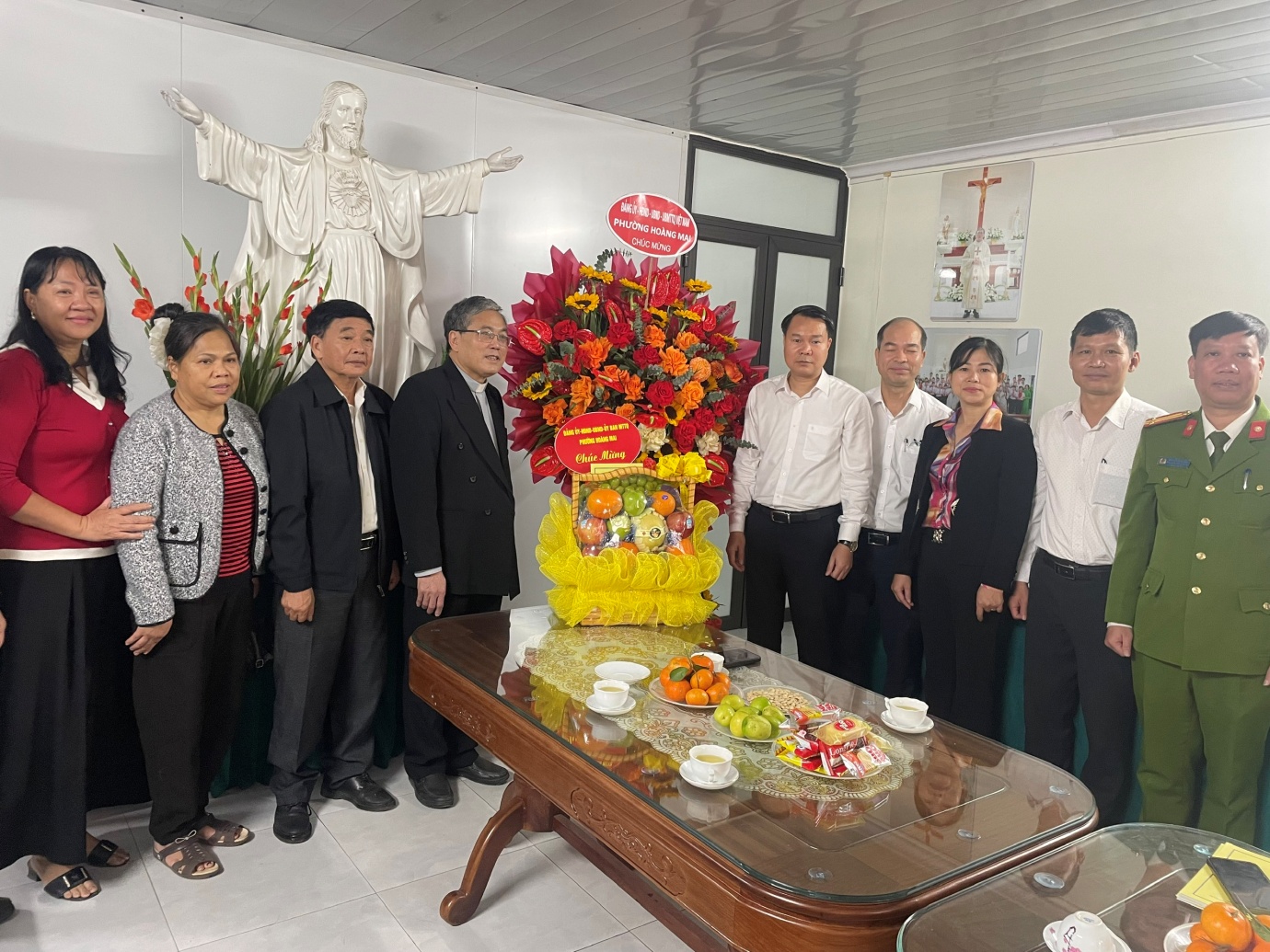 THĂM HỎI, CHÚC MỪNG CÁC CƠ SỞ TÔN GIÁO NHÂN DỊP LỄ GIÁNG SINH 2025 TRÊN ĐỊA BÀN PHƯỜNG HOÀNG MAI NHÂN DỊP ĐẠI LỄ THIÊN CHÚA GIÁNG SINH NĂM 2025- Ảnh 1.