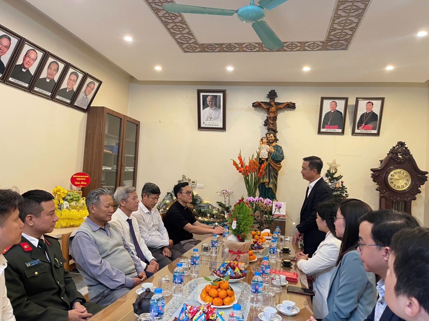 THĂM HỎI, CHÚC MỪNG CÁC CƠ SỞ TÔN GIÁO NHÂN DỊP LỄ GIÁNG SINH 2025 TRÊN ĐỊA BÀN PHƯỜNG HOÀNG MAI NHÂN DỊP ĐẠI LỄ THIÊN CHÚA GIÁNG SINH NĂM 2025- Ảnh 2.