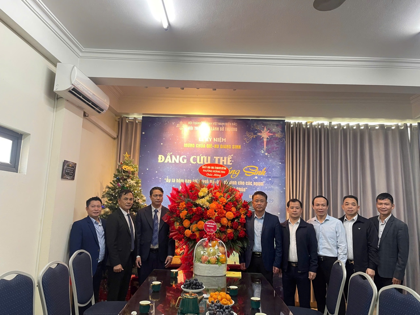 THĂM HỎI, CHÚC MỪNG CÁC CƠ SỞ TÔN GIÁO NHÂN DỊP LỄ GIÁNG SINH 2025 TRÊN ĐỊA BÀN PHƯỜNG HOÀNG MAI NHÂN DỊP ĐẠI LỄ THIÊN CHÚA GIÁNG SINH NĂM 2025- Ảnh 4.