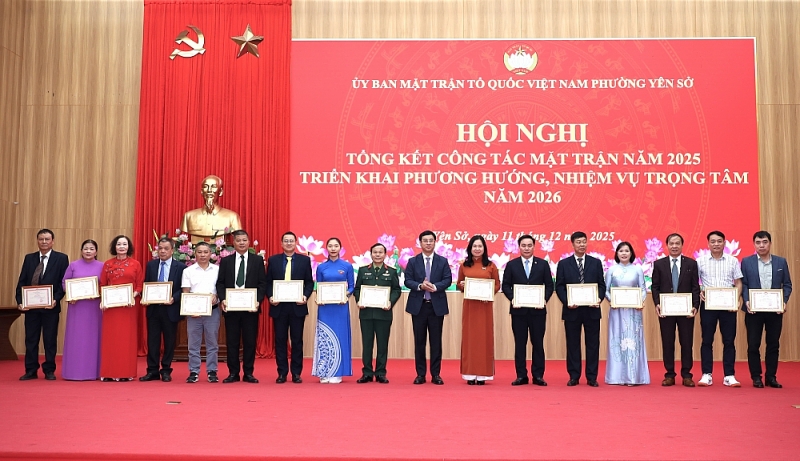 Phường Yên Sở khen thưởng các tập thể, cá nhân tiêu biểu trong công tác Mặt trận- Ảnh 3.