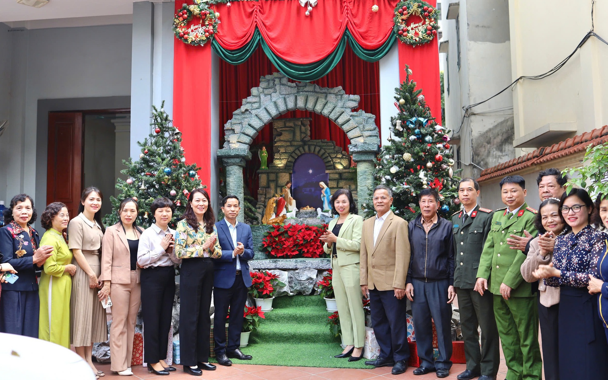 Phường Xuân Đỉnh thăm, chúc mừng cơ sở Tôn giáo nhân dịp Lễ Giáng sinh năm 2025