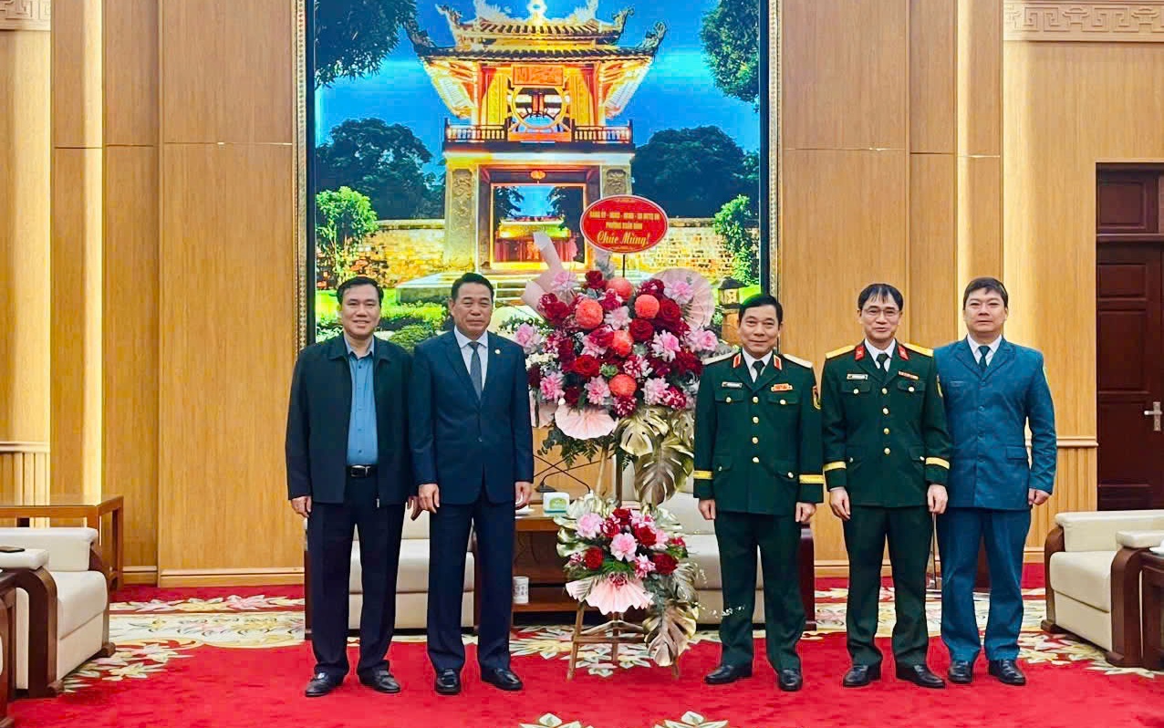 Lãnh đạo phường Xuân Đỉnh thăm, chúc mừng cán bộ, chiến sĩ nhân Ngày thành lập Quân đội nhân dân Việt Nam 22/12