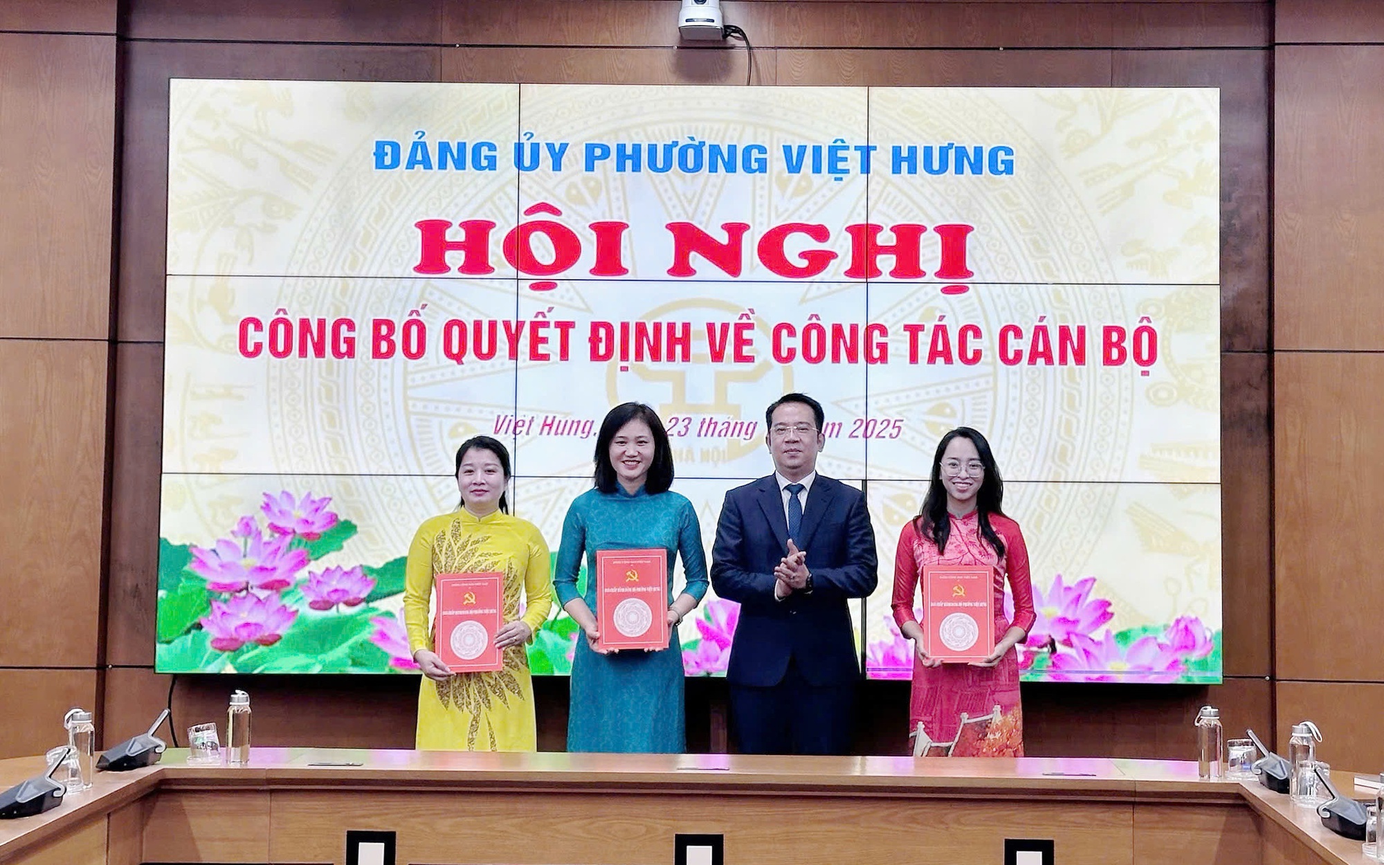 Đảng uỷ phường Việt Hưng công bố quyết định về công tác cán bộ