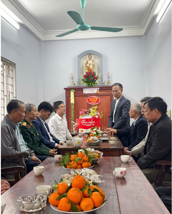 Ủy ban MTTQ Việt Nam xã Ngọc Hồi thăm, tặng quà đồng bào Công giáo nhân dịp Lễ Giáng sinh năm 2025- Ảnh 1.