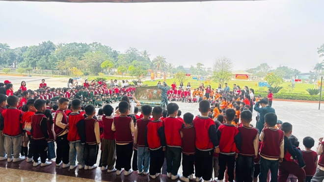 Bé trải nghiệm “làm chú bộ đội” tại Tiểu đoàn Huấn luyện Chiến sĩ mới- Ảnh 3.