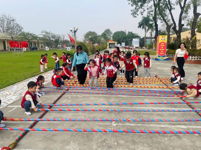 Bé trải nghiệm “làm chú bộ đội” tại Tiểu đoàn Huấn luyện Chiến sĩ mới- Ảnh 6.