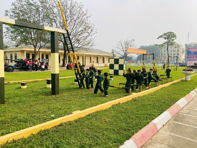 Bé trải nghiệm “làm chú bộ đội” tại Tiểu đoàn Huấn luyện Chiến sĩ mới- Ảnh 7.