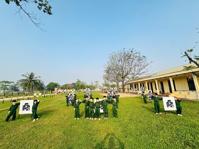 Bé trải nghiệm “làm chú bộ đội” tại Tiểu đoàn Huấn luyện Chiến sĩ mới- Ảnh 8.