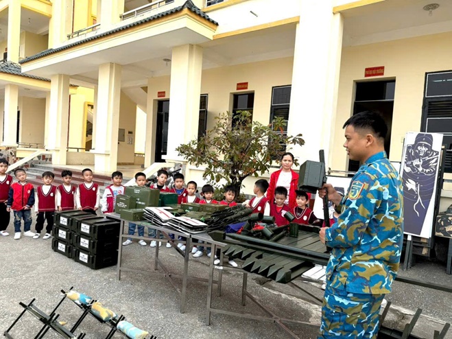 Bé trải nghiệm “làm chú bộ đội” tại Tiểu đoàn Huấn luyện Chiến sĩ mới- Ảnh 4.