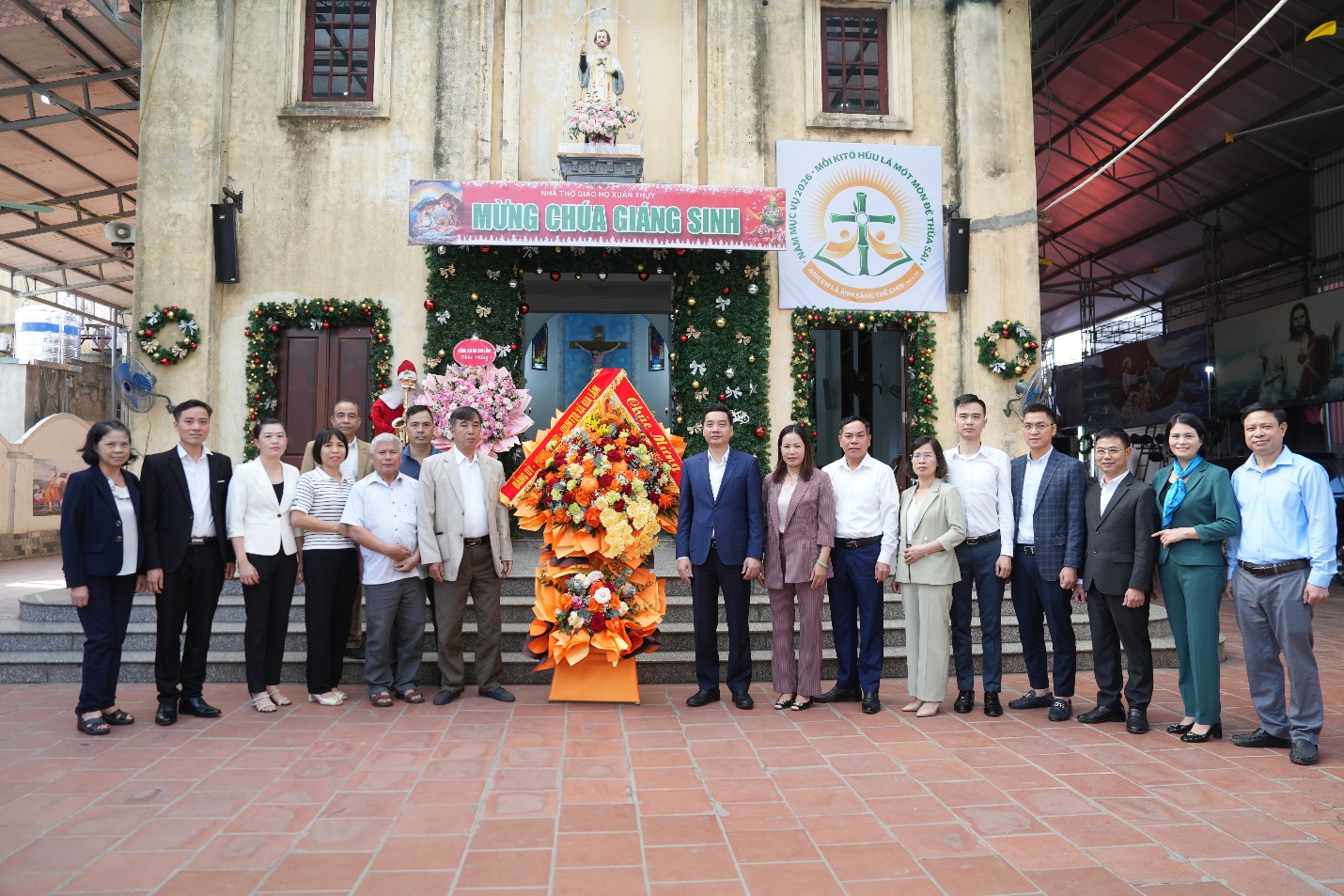 Lãnh đạo xã Gia Lâm thăm tặng quà giáo họ Xuân Thụy- Ảnh 1.