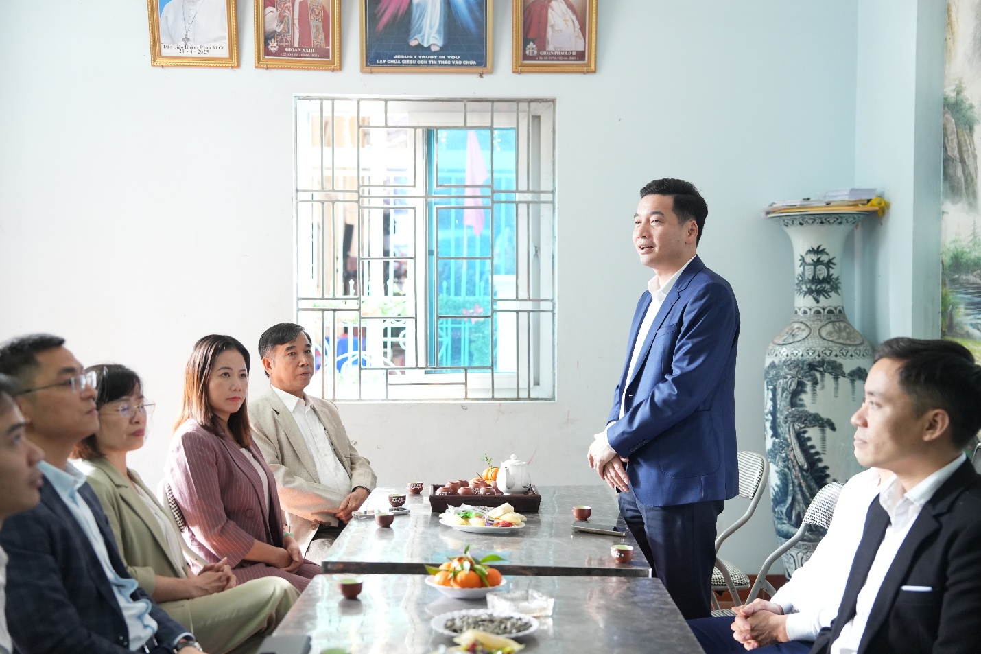 Lãnh đạo xã Gia Lâm thăm tặng quà giáo họ Xuân Thụy- Ảnh 2.