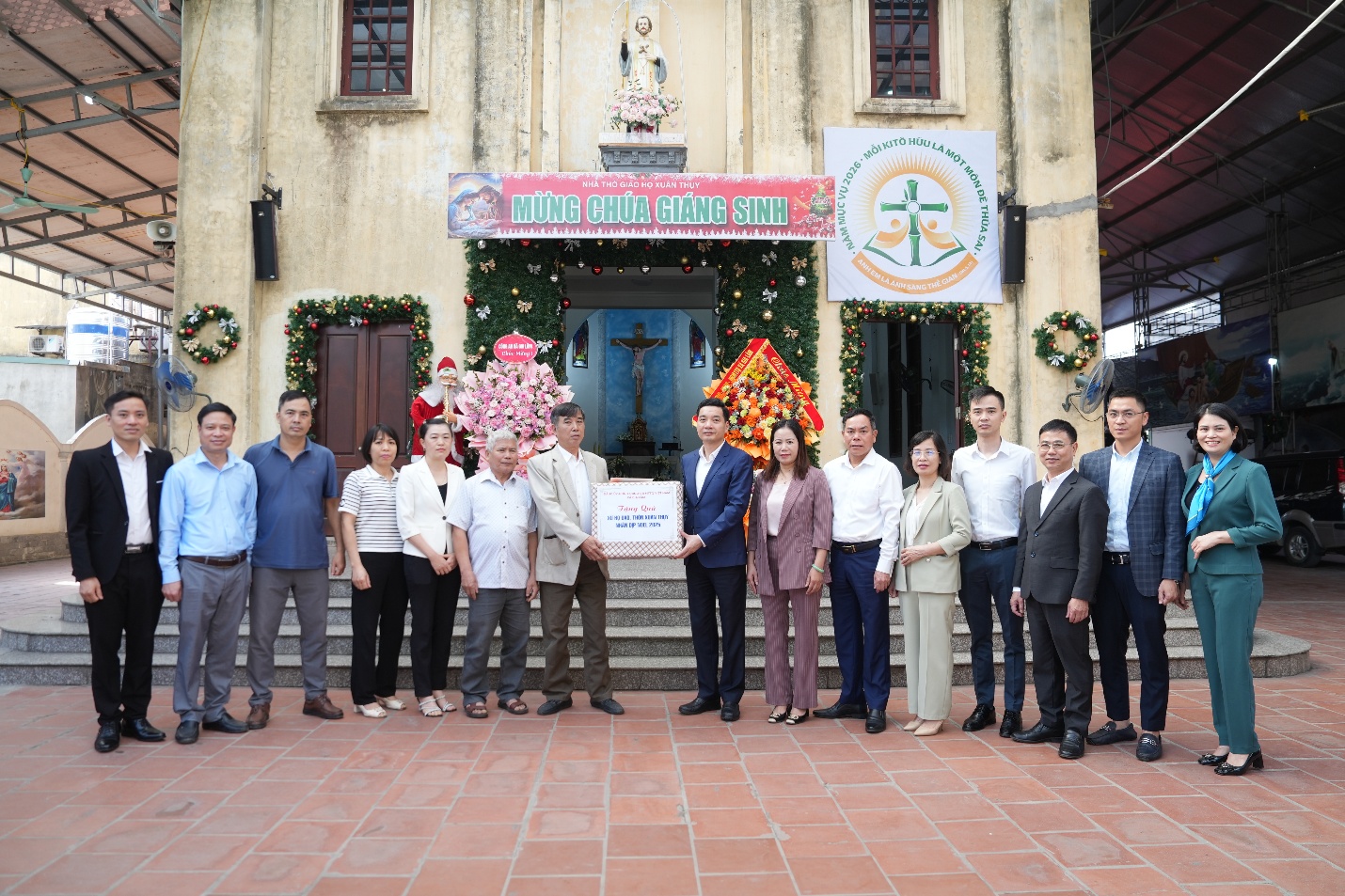 Lãnh đạo xã Gia Lâm thăm tặng quà giáo họ Xuân Thụy- Ảnh 4.