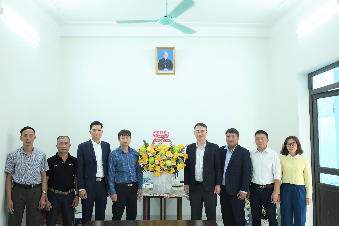 Lãnh đạo xã Mê Linh thăm, chúc mừng Lễ Giáng sinh năm 2025 tại các giáo họ trên địa bàn xã- Ảnh 1.