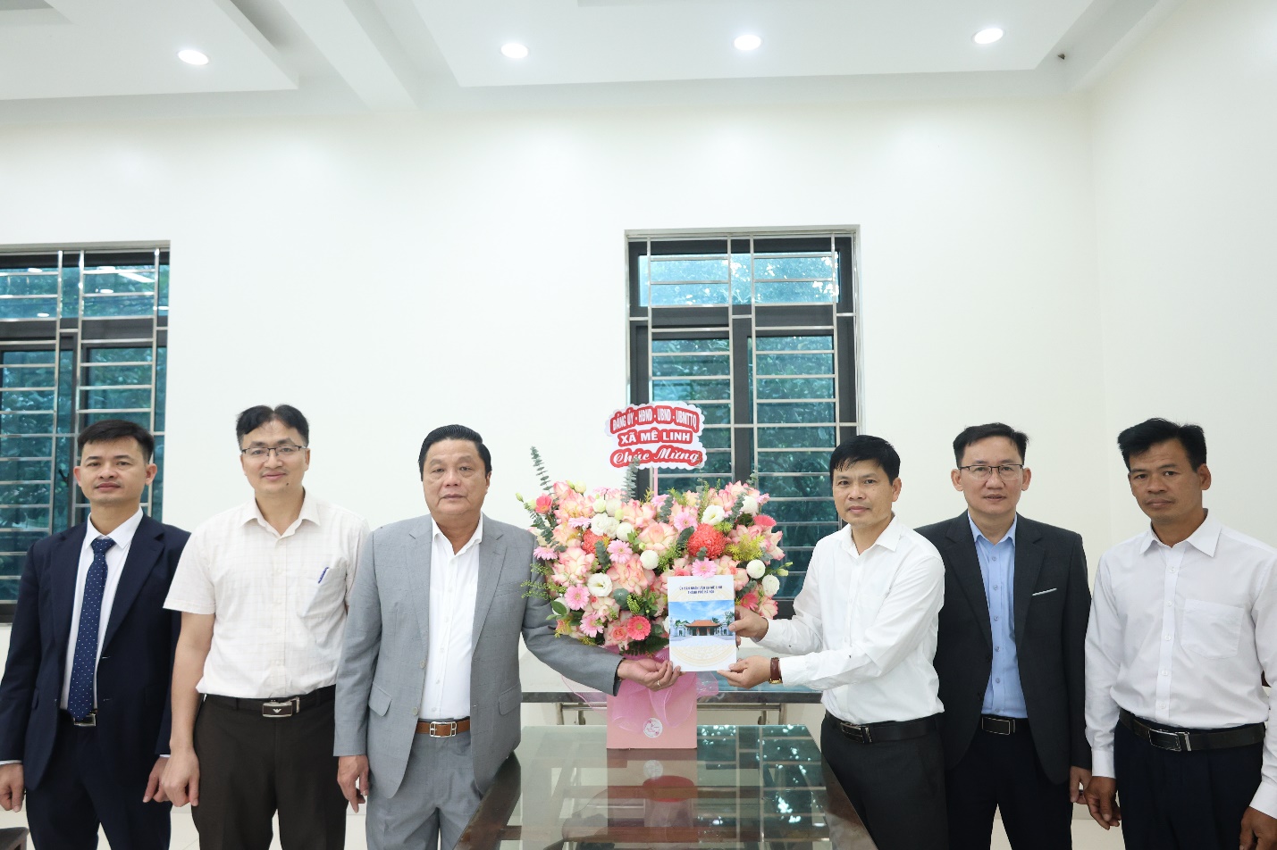 Lãnh đạo xã Mê Linh thăm, chúc mừng Lễ Giáng sinh năm 2025 tại các giáo họ trên địa bàn xã- Ảnh 2.