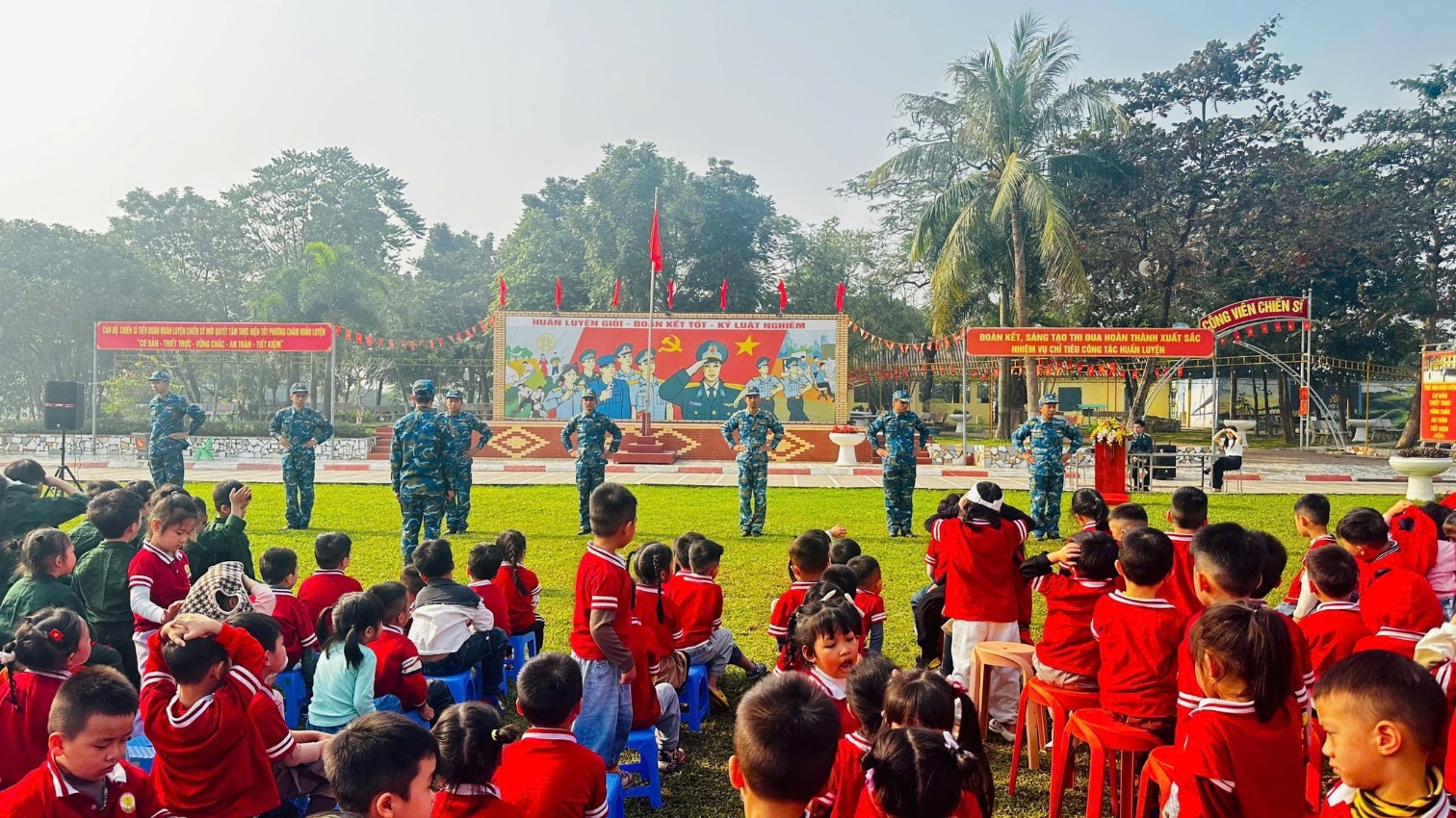 Bé trải nghiệm “làm chú bộ đội” tại Tiểu đoàn Huấn luyện Chiến sĩ mới- Ảnh 1.