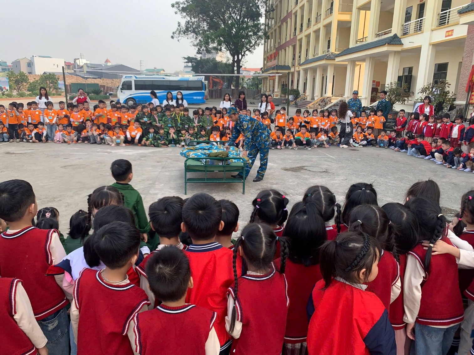 Bé trải nghiệm “làm chú bộ đội” tại Tiểu đoàn Huấn luyện Chiến sĩ mới- Ảnh 2.