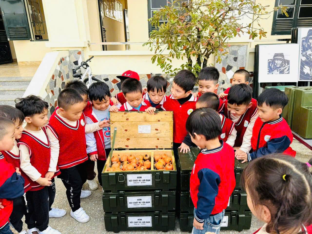 Bé trải nghiệm “làm chú bộ đội” tại Tiểu đoàn Huấn luyện Chiến sĩ mới- Ảnh 5.