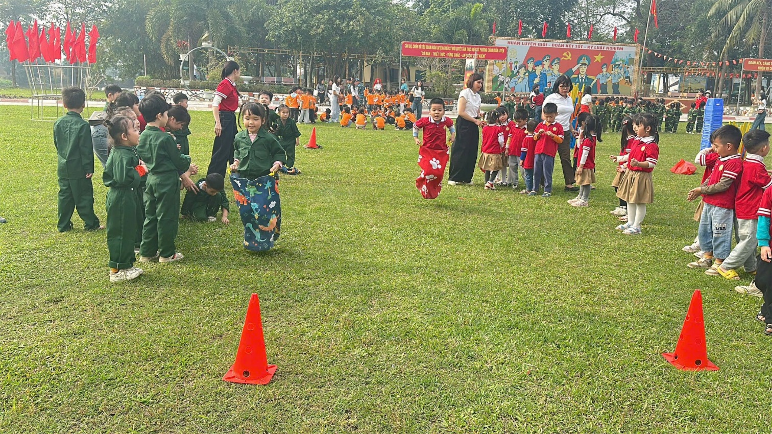 Bé trải nghiệm “làm chú bộ đội” tại Tiểu đoàn Huấn luyện Chiến sĩ mới- Ảnh 9.