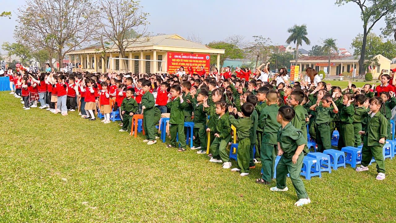 Bé trải nghiệm “làm chú bộ đội” tại Tiểu đoàn Huấn luyện Chiến sĩ mới- Ảnh 10.