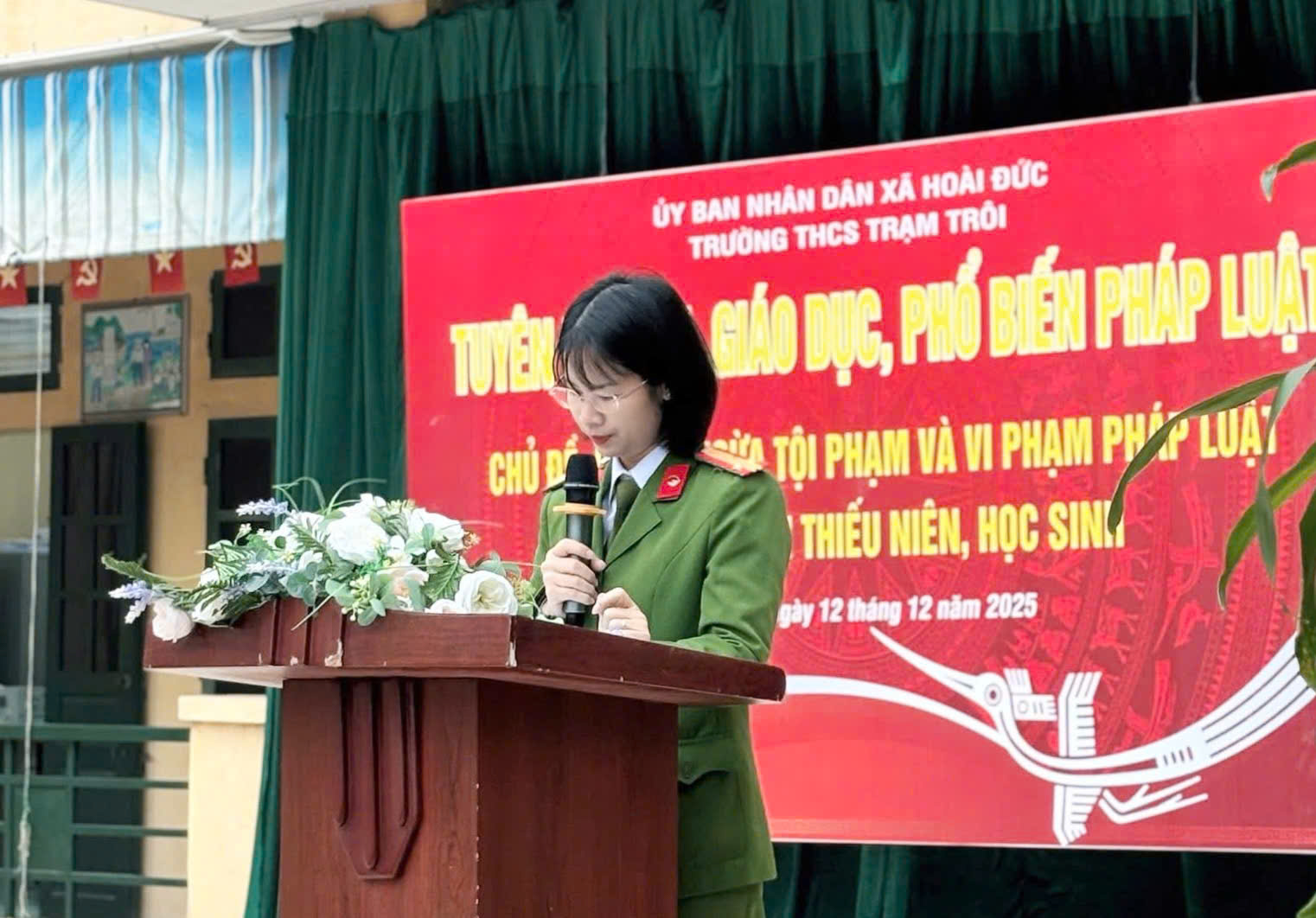 Công an xã Hoài Đức tăng cường tuyên truyền, phổ biến giáo dục pháp luật cho học sinh trường THCS Trạm Trôi- Ảnh 1.