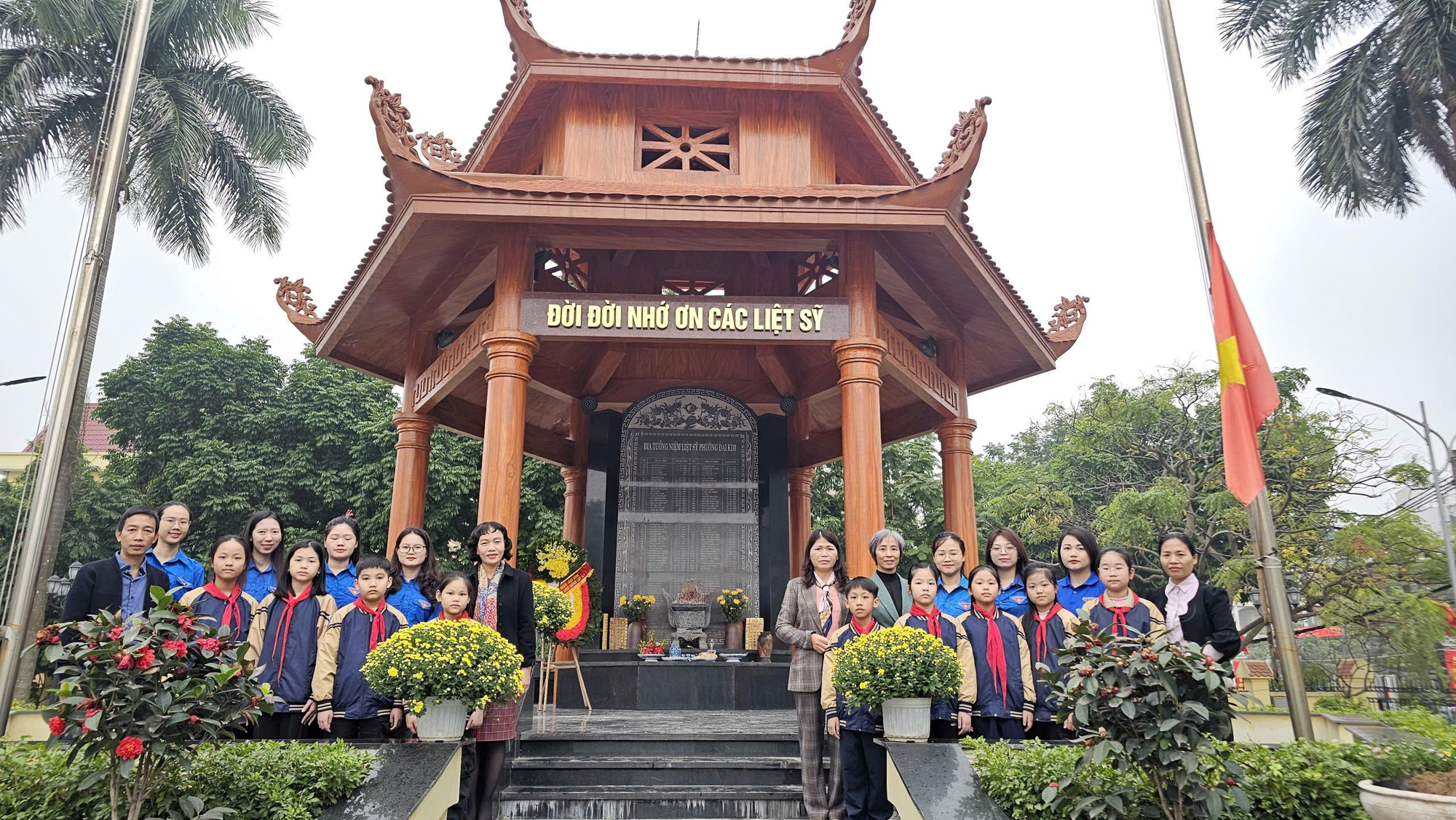 TRƯỜNG TIỂU HỌC ĐẠI KIM DÂNG HƯƠNG ĐÀI TƯỞNG NIỆM CÁC ANH HÙNG LIỆT SĨ NHÂN KỈ NIỆM NGÀY 22/12- Ảnh 1.