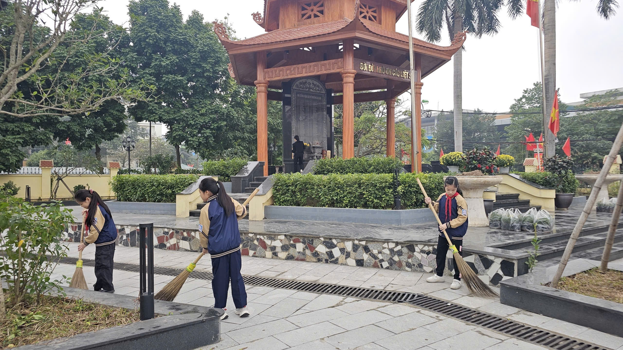 TRƯỜNG TIỂU HỌC ĐẠI KIM DÂNG HƯƠNG ĐÀI TƯỞNG NIỆM CÁC ANH HÙNG LIỆT SĨ NHÂN KỈ NIỆM NGÀY 22/12- Ảnh 3.